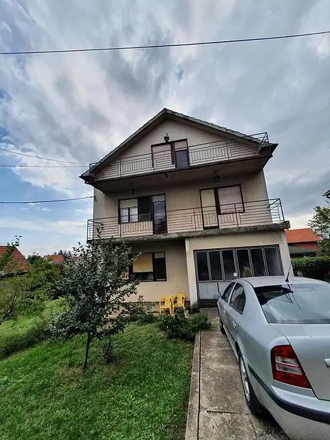 Trospratna porodična kuća sa terasama i dvorištem