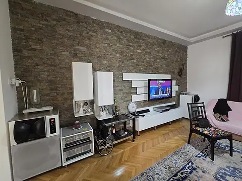 Dnevna soba sa zidom obloženim kamenom