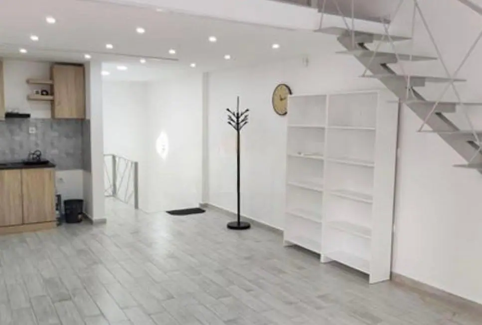 Prizemni nivo sa čajnom kuhinjom, policama i stepeništem ka galeriji — Profesorska kolonija, Ilirska — dvoetažni prostor sa zasebnim ulazom, 59 m²