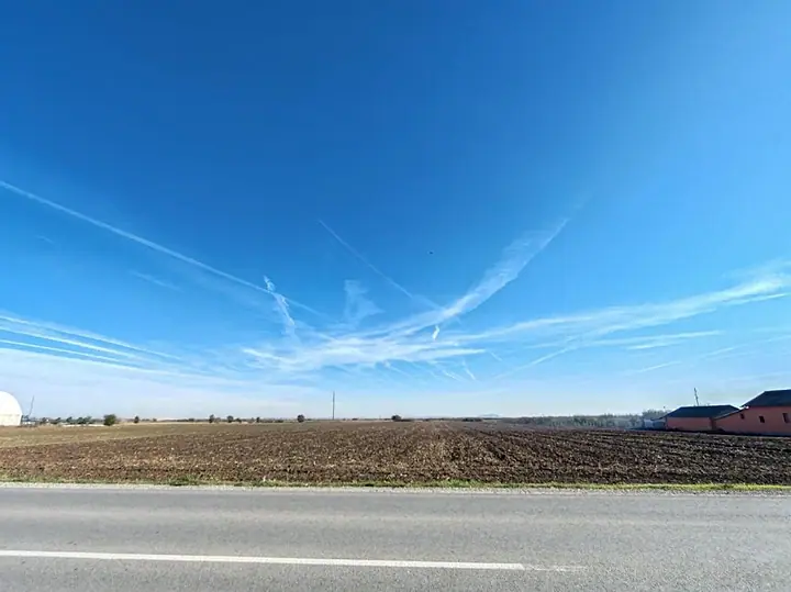 Parcela uz asfaltni put pod vedrim nebom