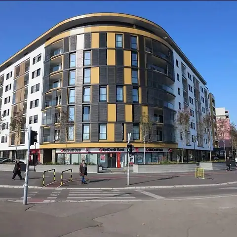 Stambeno-poslovna zgrada sa zaobljenom fasadom i lokalima u prizemlju