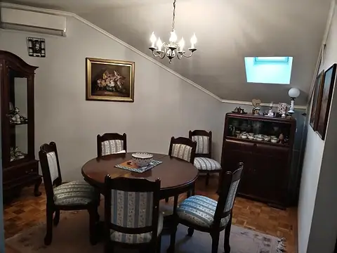 Trpezarija u potkrovlju sa krovnim prozorom