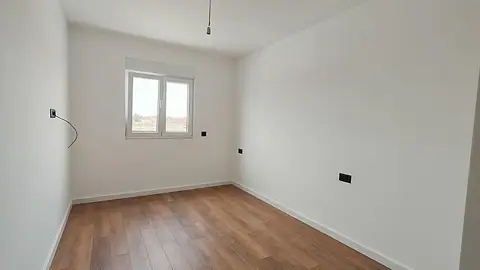 Spavaća soba sa prozorom i laminatom