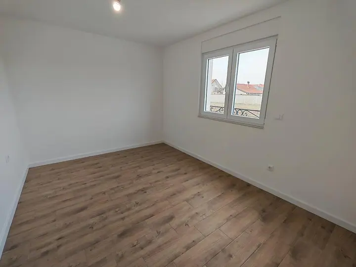 Spavaća soba sa dvokrilnim prozorom