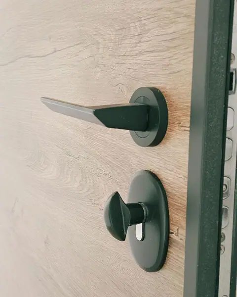 Detalj kvake sigurnosnih ulaznih vrata