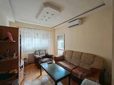 Dnevna soba sa garniturom, klima uređajem i izlazom na lođu