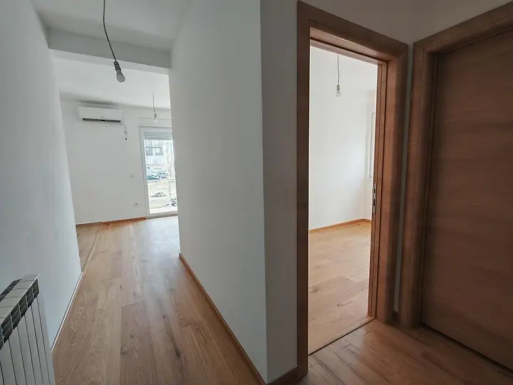 Hodnik sa pogledom ka dnevnom boravku i sobi