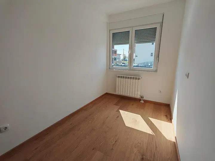 Spavaća soba sa prozorom i roletnama