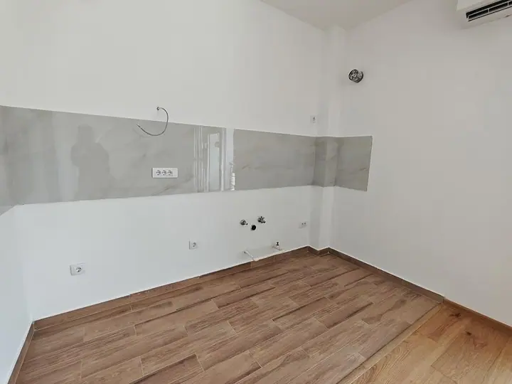 Prostor za kuhinju sa obloženim zidom i priključcima