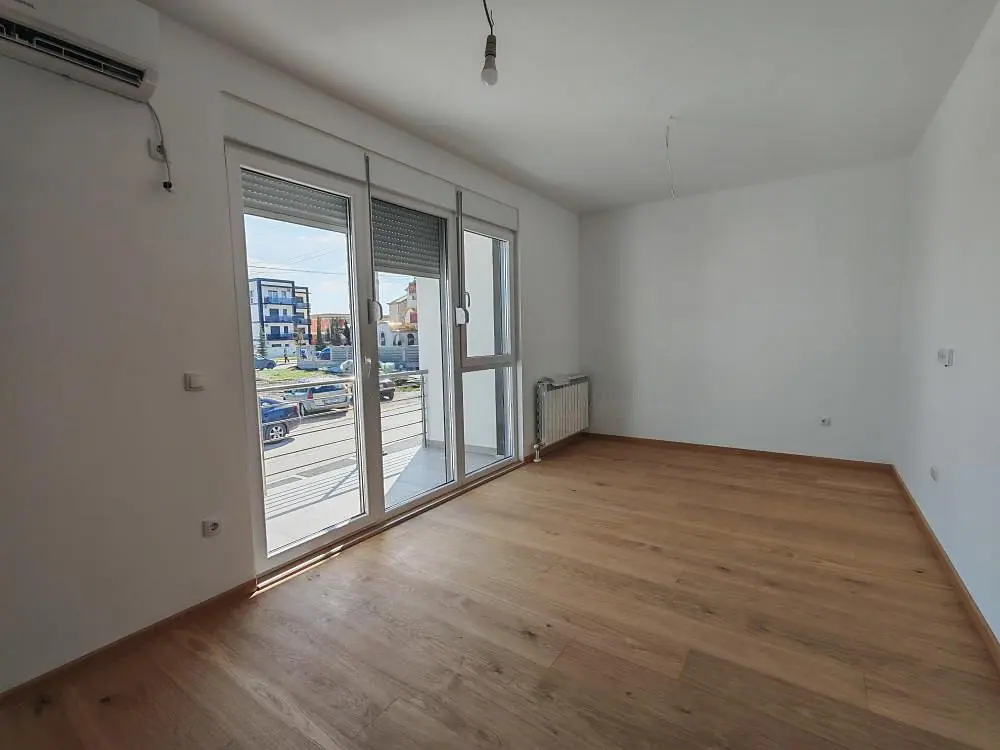 Soba sa izlazom na terasu — Ledine, Višegradska — jednoiposoban stan od 36 m² (vodi se kao poslovni prostor)