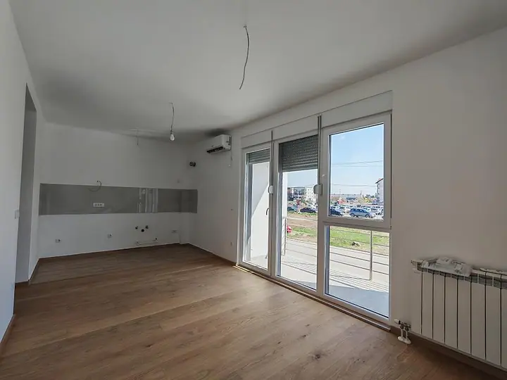 Dnevni boravak sa kuhinjskim zidom i izlazom na terasu