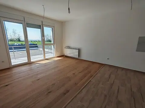 Dnevni boravak sa izlazom na terasu i pogledom na zelenilo