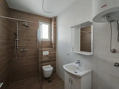 Kupatilo sa tuš-zonom, konzolnom WC šoljom i bojlerom