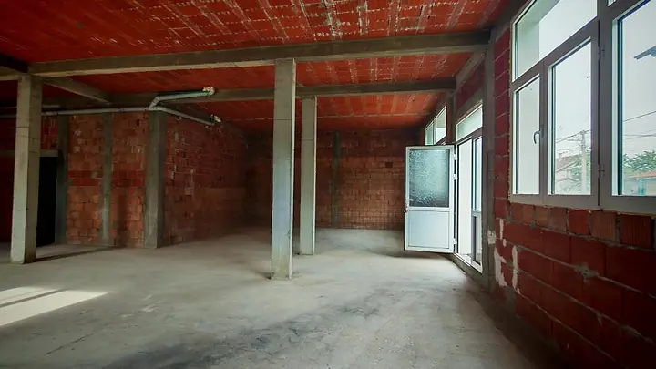 Lokal sa ulaznim vratima i velikim prozorima