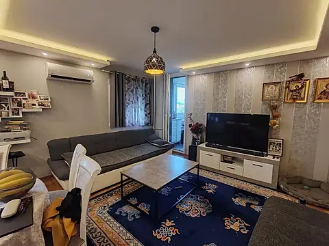 Dnevna soba sa garniturom, TV komodom i izlazom na terasu