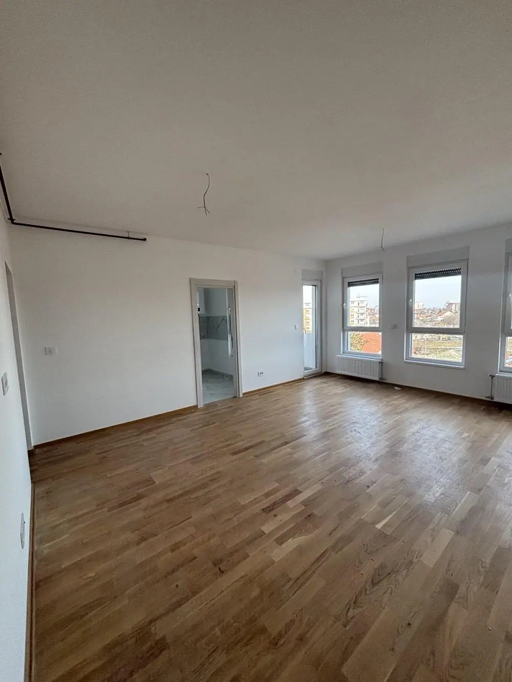 Dnevni boravak sa tri prozora i izlazom na terasu — Stara Pazova, Karađorđeva — četvorosoban stan, 80 m²