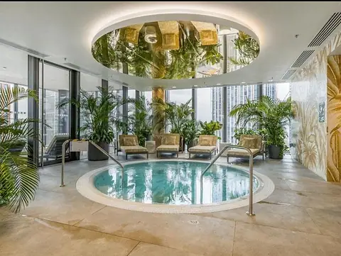 Spa zona sa đakuzijem i ležaljkama