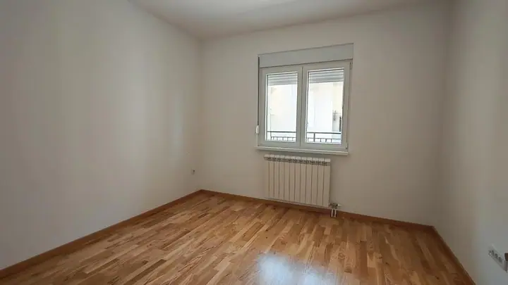 Spavaća soba sa prozorom