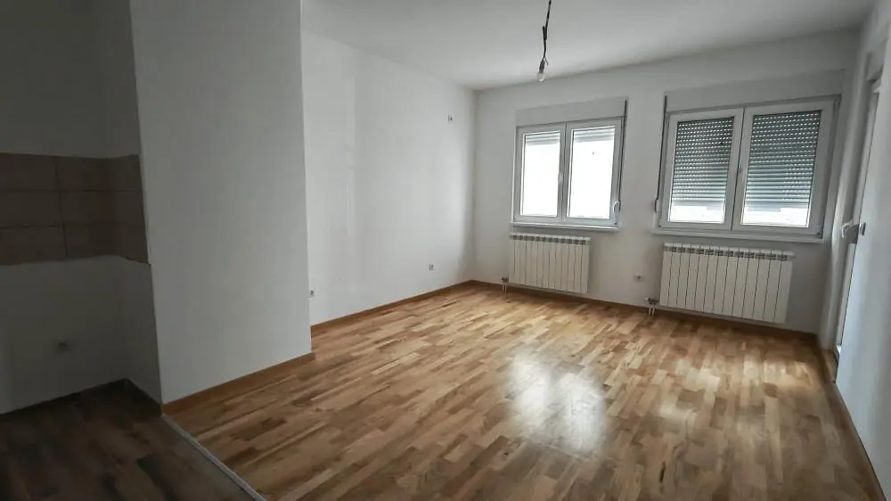 Dnevni boravak sa dva prozora i prostorom za kuhinju — Ledine, Surčinska — dvosoban stan u novoizgrađenoj zgradi, 43 m²