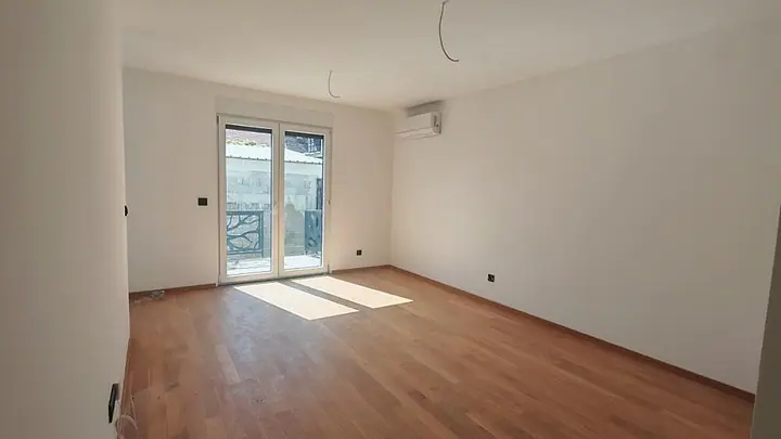 Dnevna soba sa izlazom na terasu